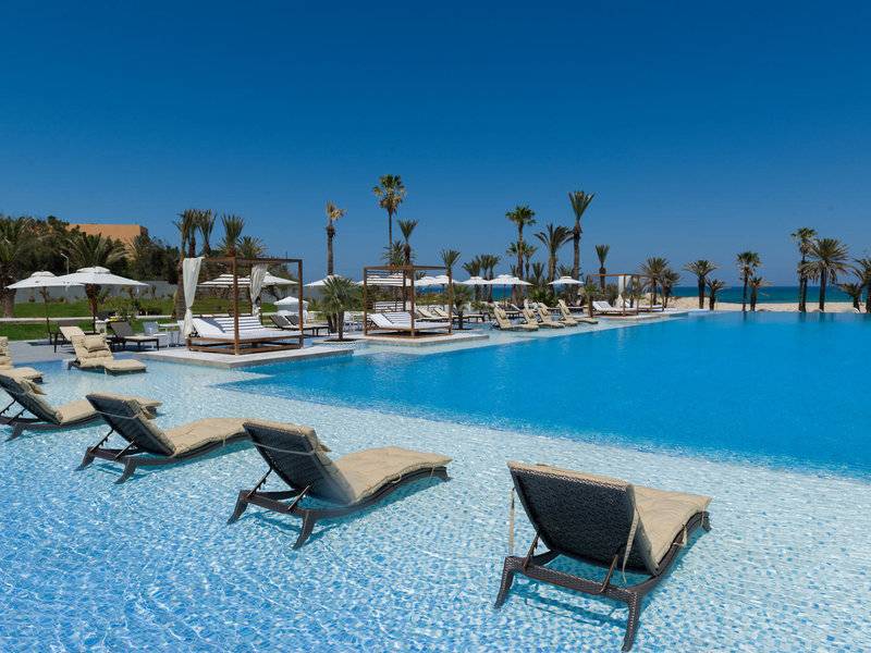 Außenpool des JAZ Tour Khalef Hotels mit Liegen und Sonnenschirmen