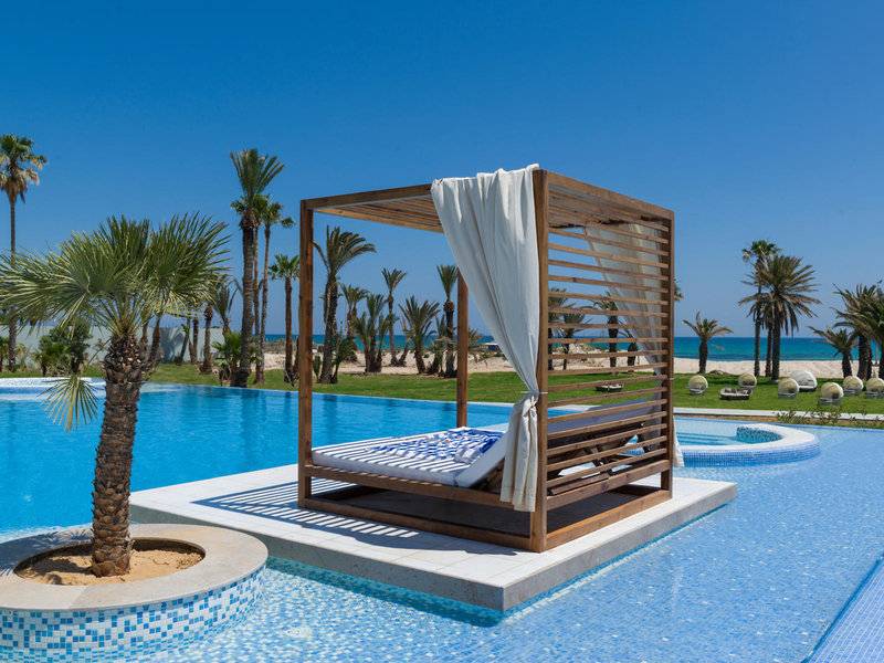 Pool-Loungebereich im JAZ Tour Khalef Hotel mit Baldachin