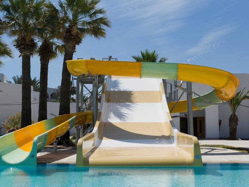 Wasserrutsche im Hotel JAZ Tour Khalef mit grünen, gelben und weißen Abschnitten.