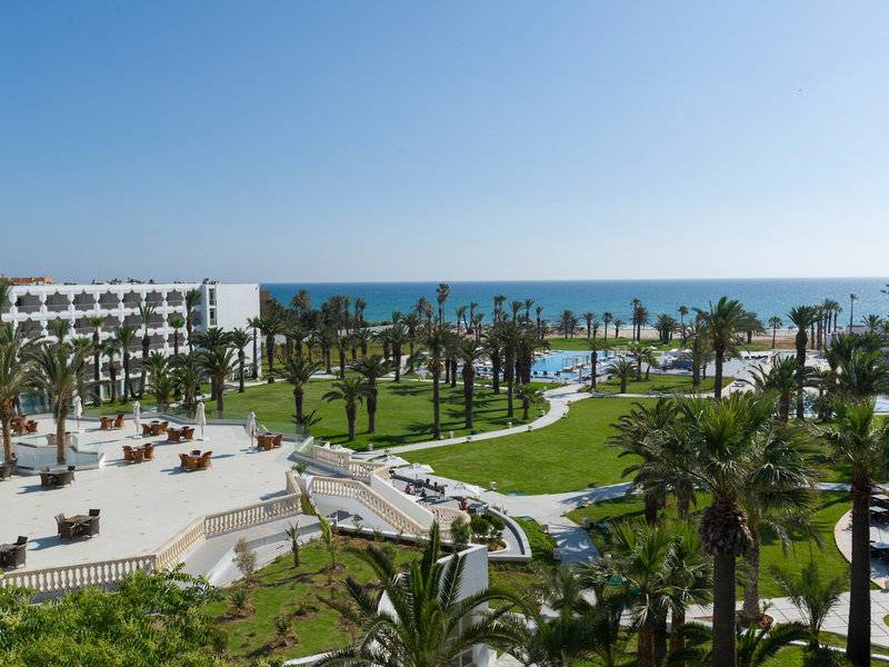 Luftaufnahme des JAZ Tour Khalef Hotels mit Blick auf das Meer und den Palmengarten.
