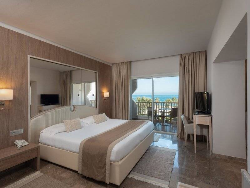Hotelzimmer im JAZ Tour Khalef mit Meerblick, inklusive großem Bett, Schreibtisch und Balkon.
