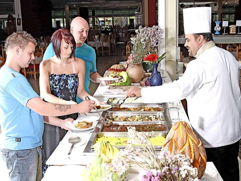 Ein Koch serviert ein Buffet im Sahara Beach AquaPark Resort.