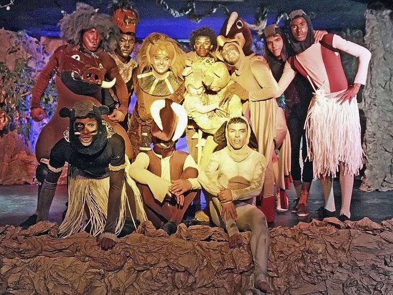 Schauspieler im Kostüm für das Musical Der Löwe König am Sahara Beach AquaPark Resort.