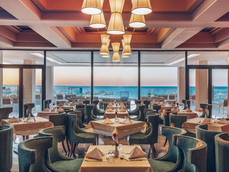 Innenansicht des Restaurants im Iberostar Selection Kuriat Palace mit Blick auf das Meer.