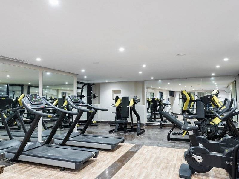 Fitnesscenter im Iberostar Selection Kuriat Palace Hotel mit Laufbändern und Kraftgeräten.