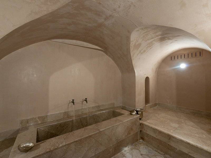 Hammam-Raum im Iberostar Selection Kuriat Palace Hotel mit Marmorbadewanne und Dusche