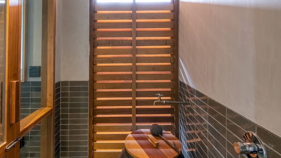 Badezimmer mit Holzfenstern im Banana Fan Sea Resort.