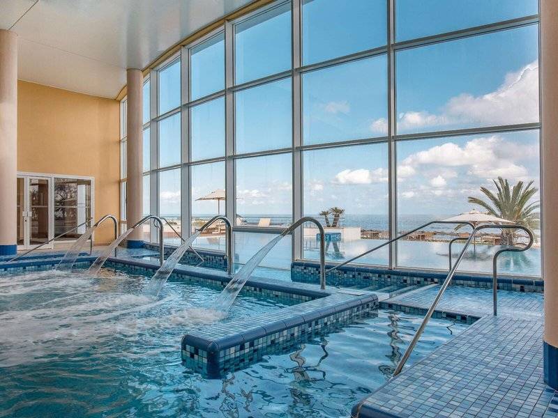 Außenpool des Iberostar Selection Kantaoui Bay mit Meerblick und blauem Wasser.
