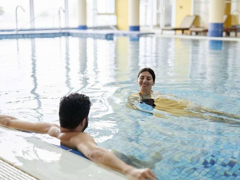 Besucher im Pool des Spas im Iberostar Selection Kantaoui Bay