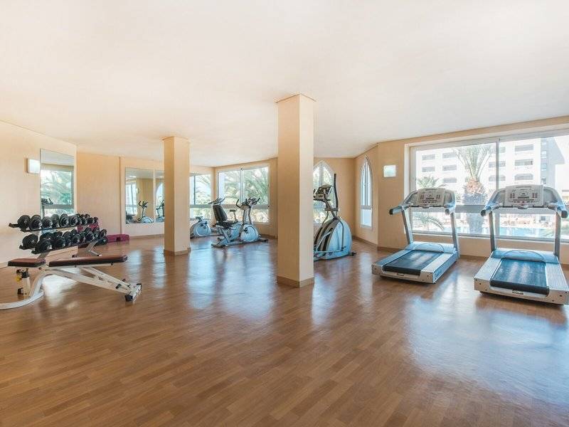 Fitnesscenter im Iberostar Selection Kantaoui Bay Hotel mit Laufbändern, Hanteln und anderen Geräten.