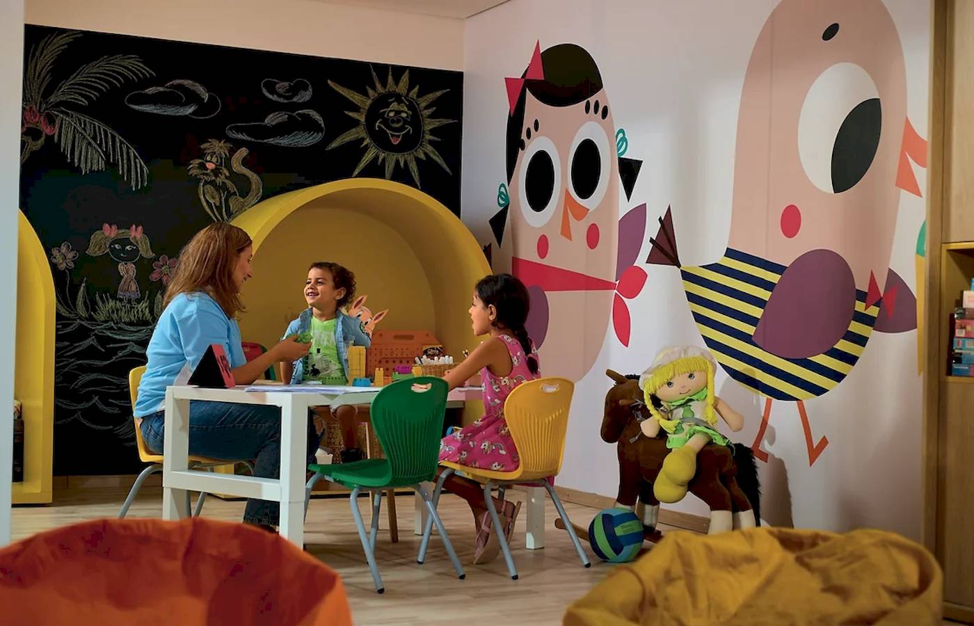 Familie mit zwei Kindern spielt im Kinderzimmer des Mövenpick Resorts El Quseir.