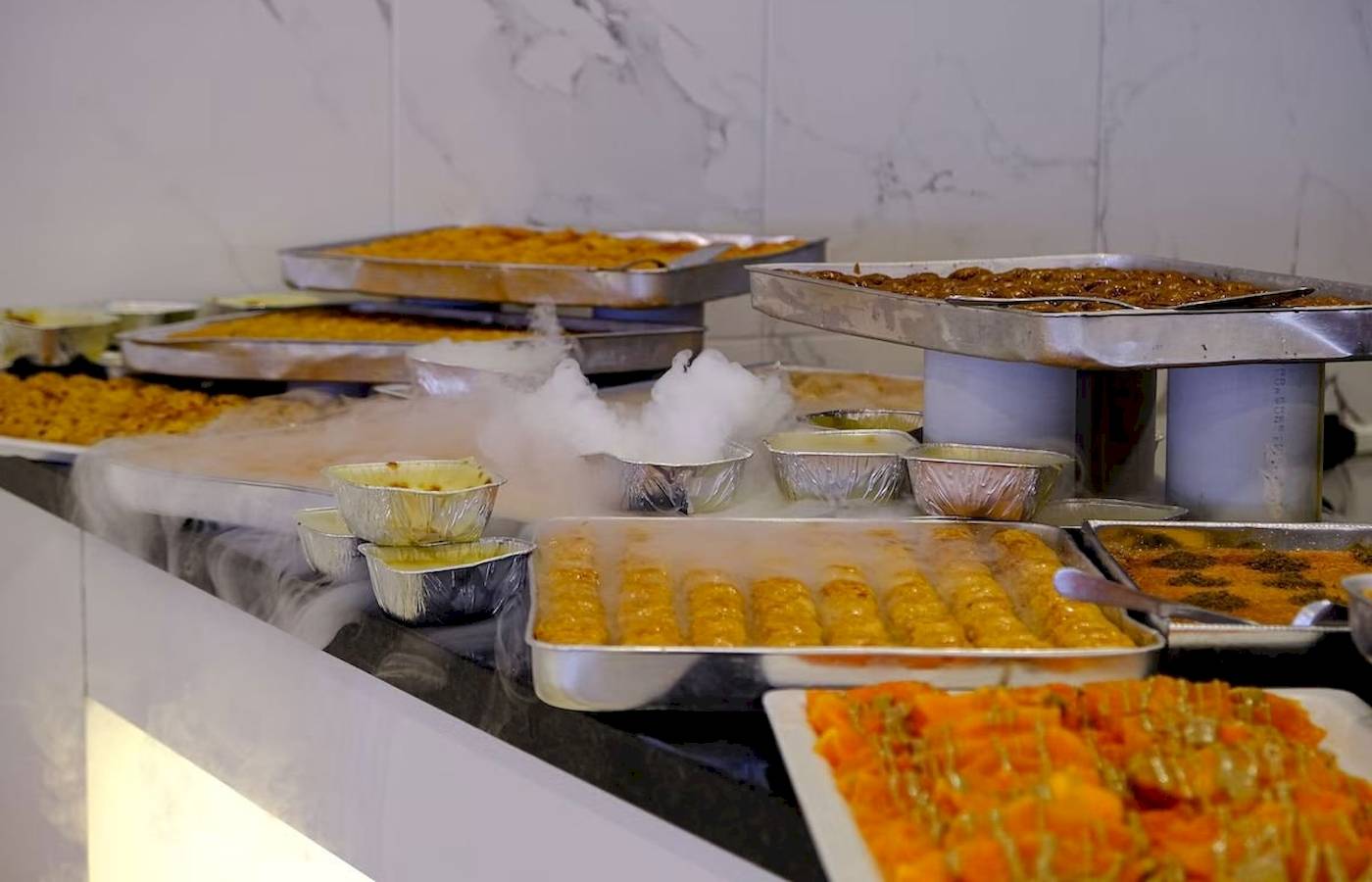 Buffet-Tisch im Club Wasa Holiday Village mit verschiedenen Gerichten und Speisen.