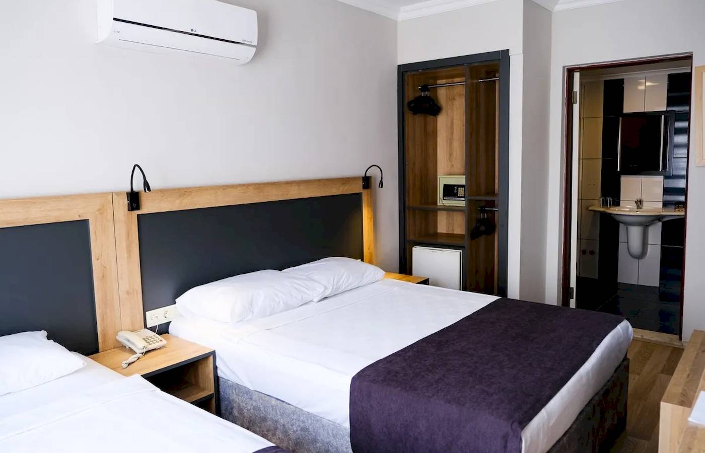Doppelzimmer im Club Wasa Holiday Village mit zwei Betten, Telefon und Klimaanlage.