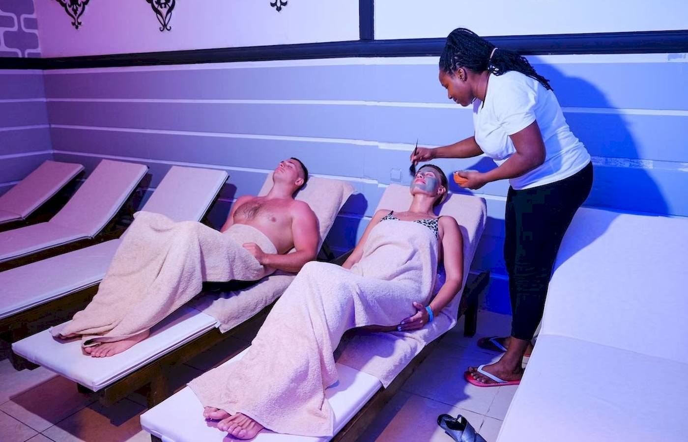 Spa-Massage im Club Wasa Holiday Village mit zwei Personen, eine Frau wird massiert.