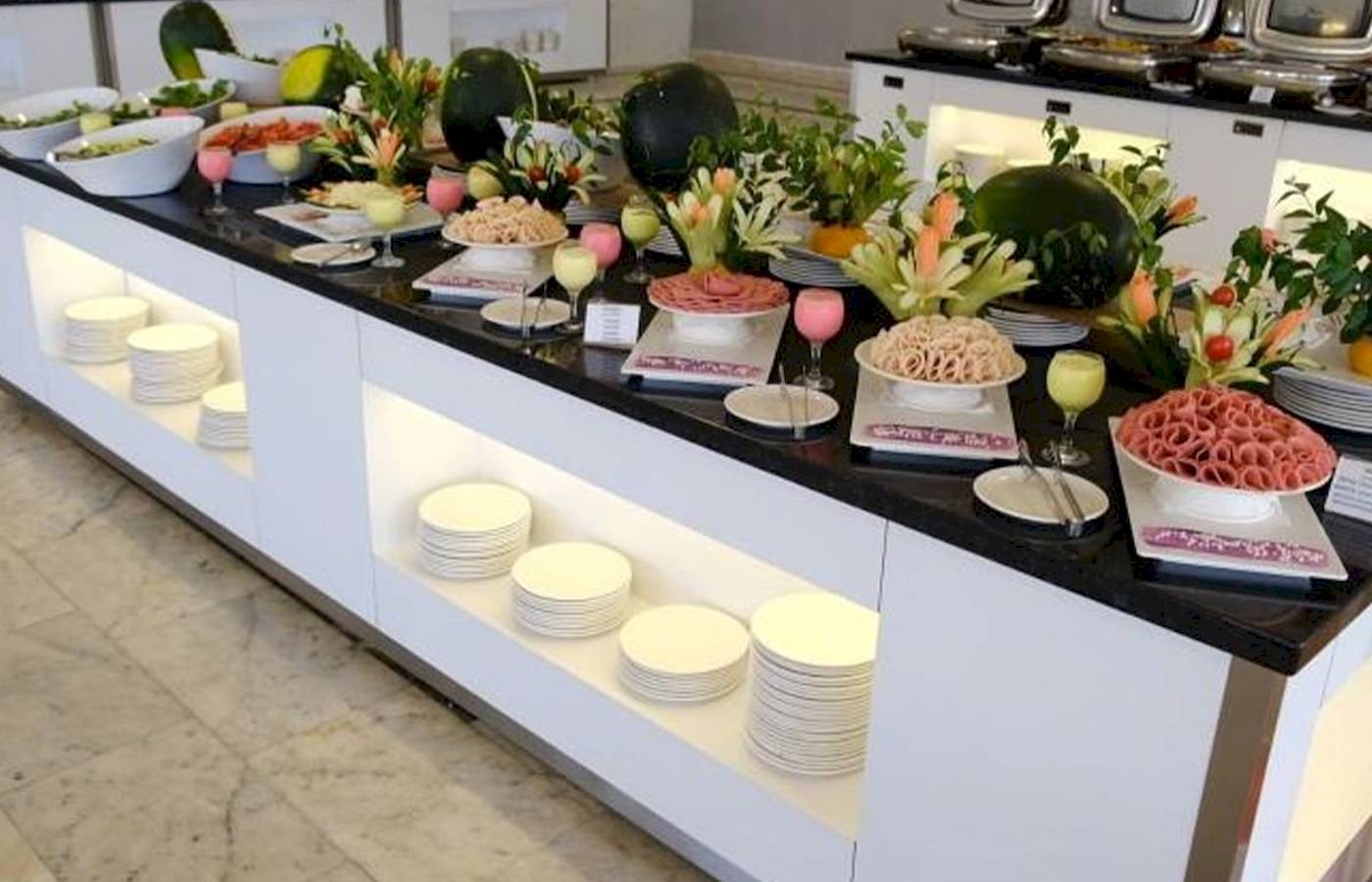 Buffet im Club Wasa Holiday Village mit verschiedenen Speisen und Dekorationen.