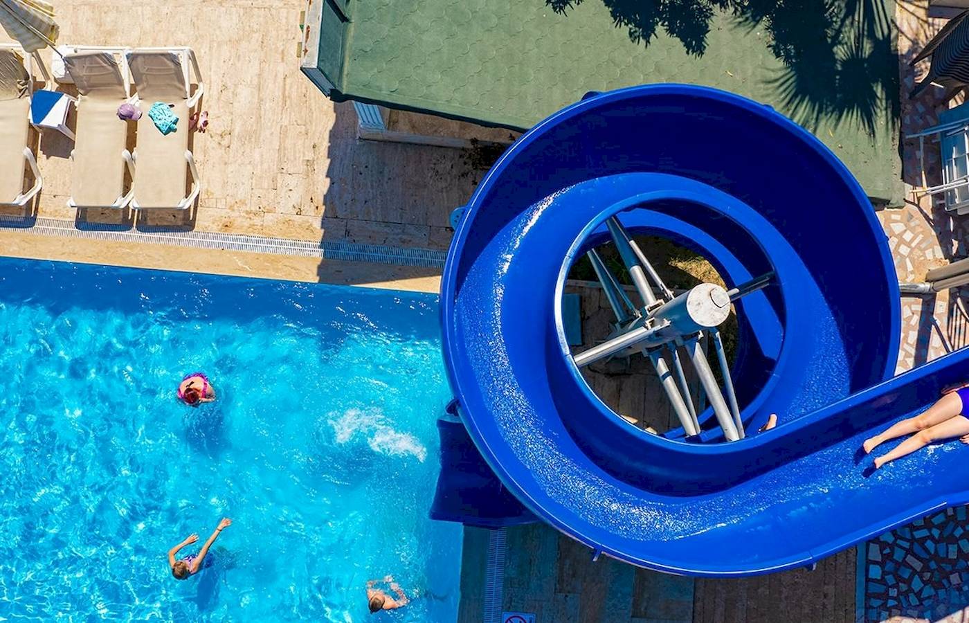 Club Wasa Holiday Village mit Pool, Rutsche und Liegestühlen von oben gesehen