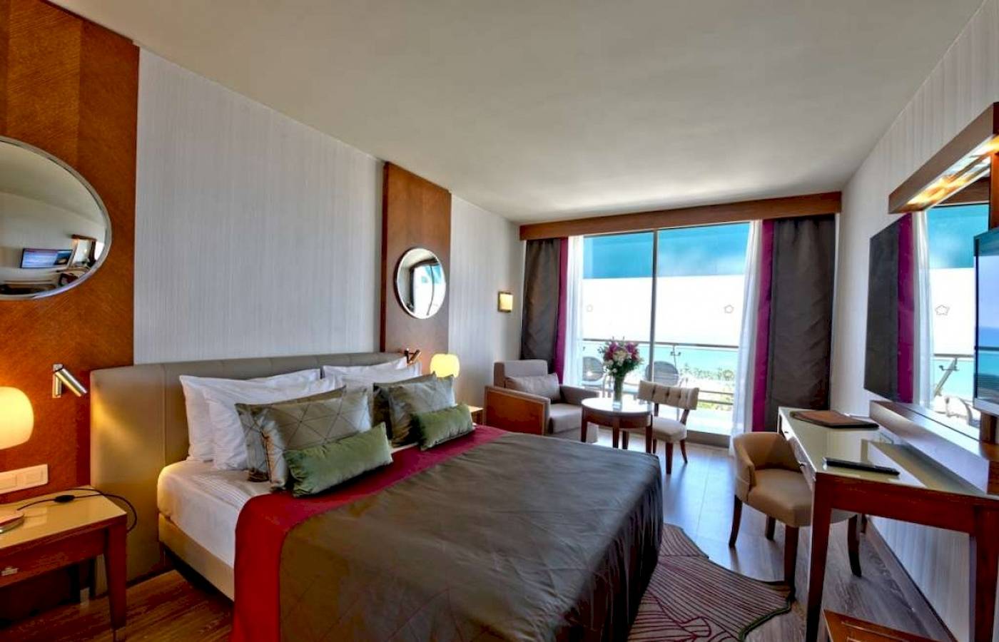 Zimmer im Side Star Elegance Hotel mit Meerblick und großen Fenstern.