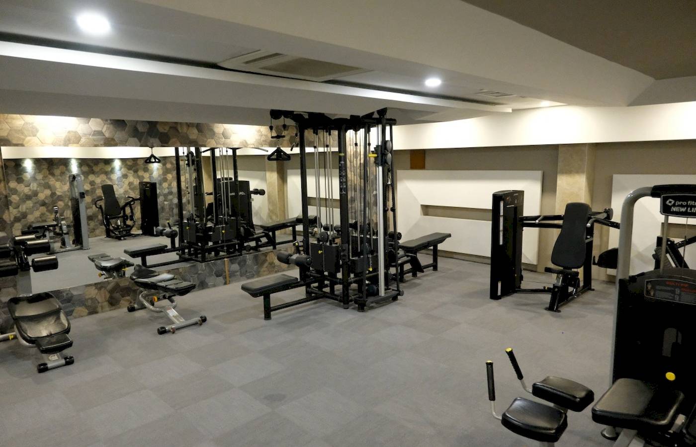 Fitnessbereich im Side Star Elegance Hotel mit verschiedenen Trainingsgeräten.