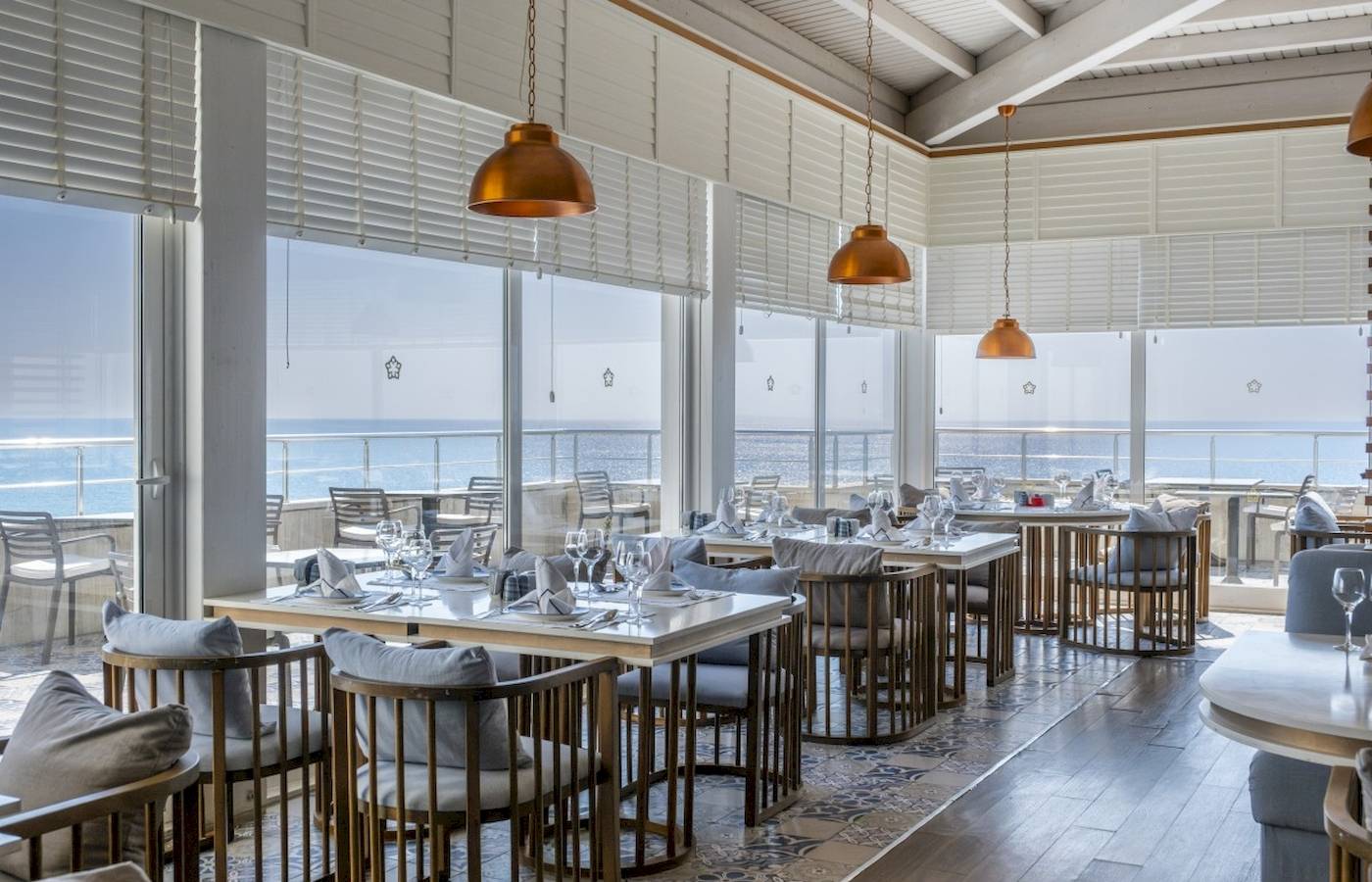 Innenansicht des Side Star Elegance Restaurants mit Blick auf das Meer.