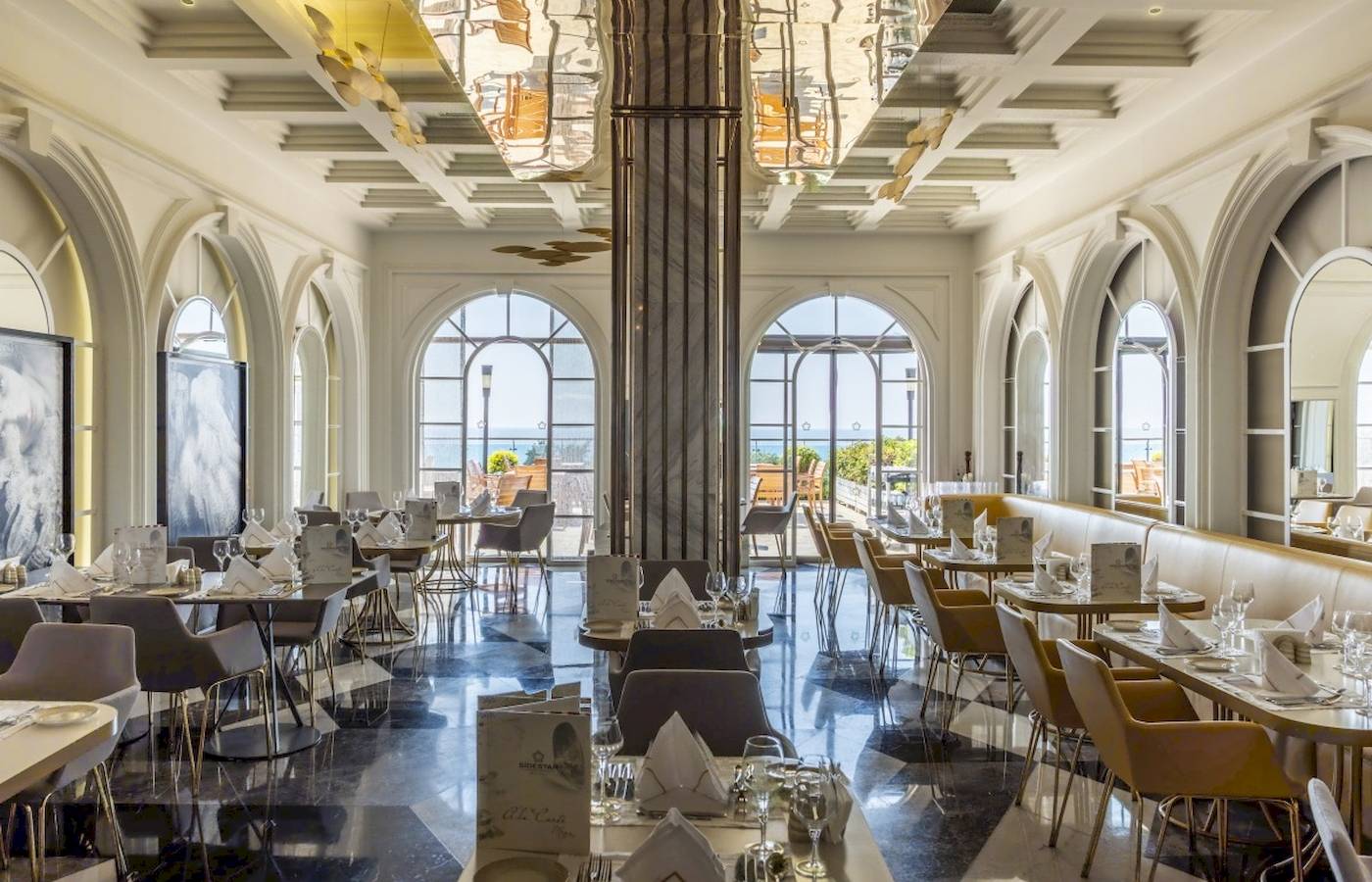 Innenansicht des eleganten Restaurants Side Star Elegance mit runden Fenstern und moderner Einrichtung.
