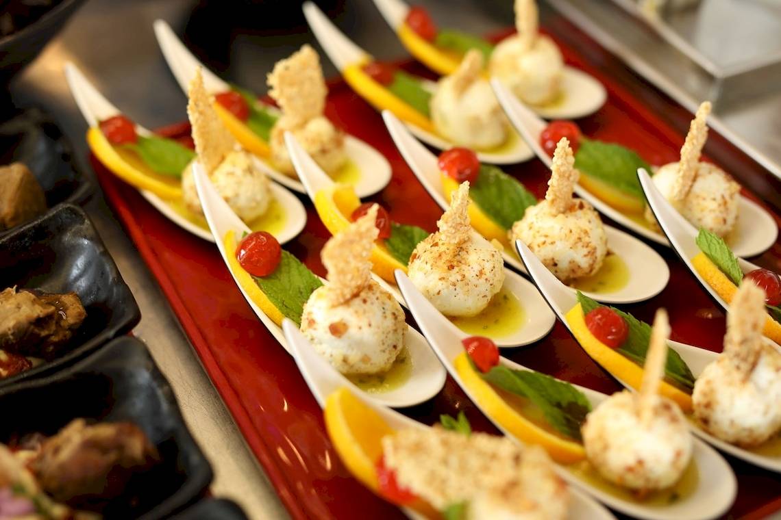 Vorspeisen-Buffet im Arina Beach Resort Hotel mit gegrillten Mozzarella-Kugeln und verschiedenen Beilagen.