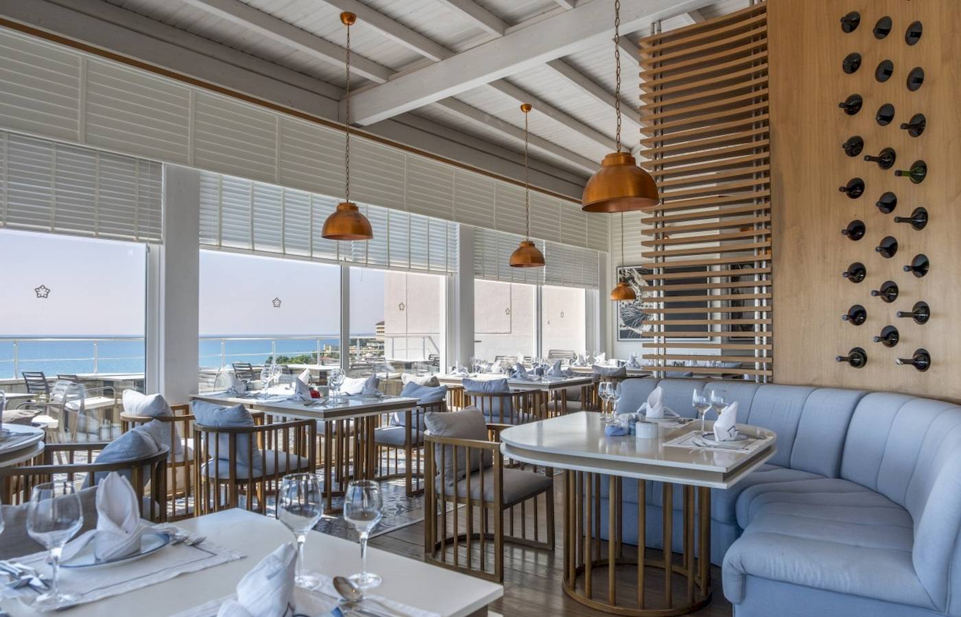 Innenansicht des Side Star Elegance Restaurants mit Blick auf das Meer.