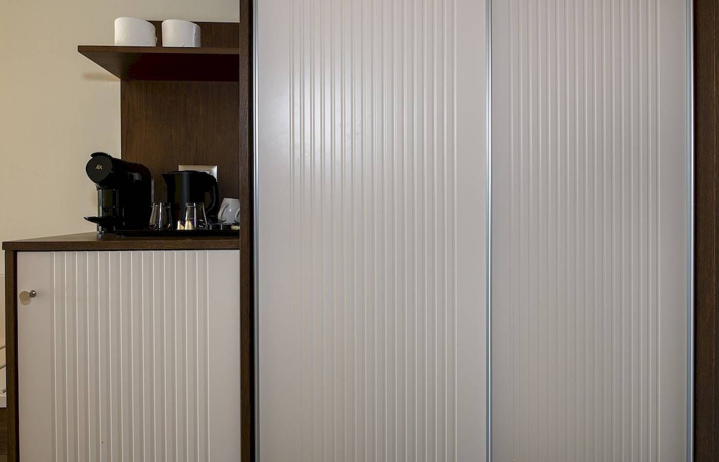 Kaffeemaschine und Tassen im Zimmer des Vantaris Luxury Beach Resort