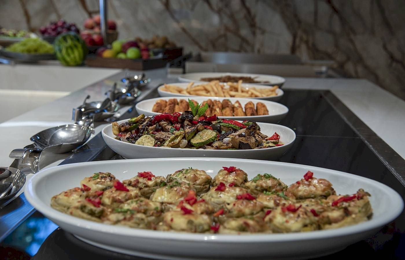 Buffet-Auswahl im Vantaris Luxury Beach Resort mit verschiedenen Gerichten.