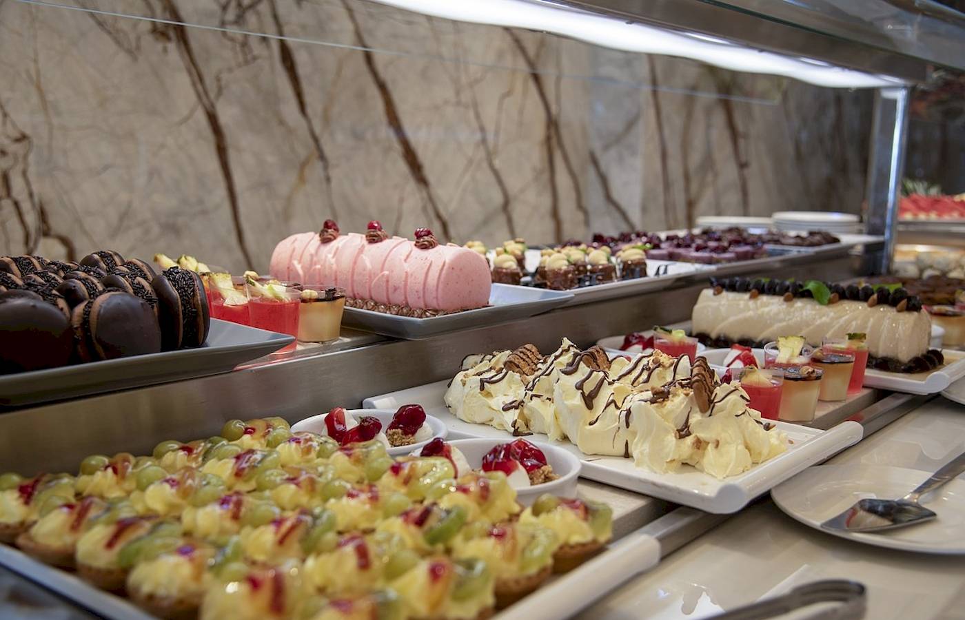 Buffet mit verschiedenen Desserts im Vantaris Luxury Beach Resort Hotel
