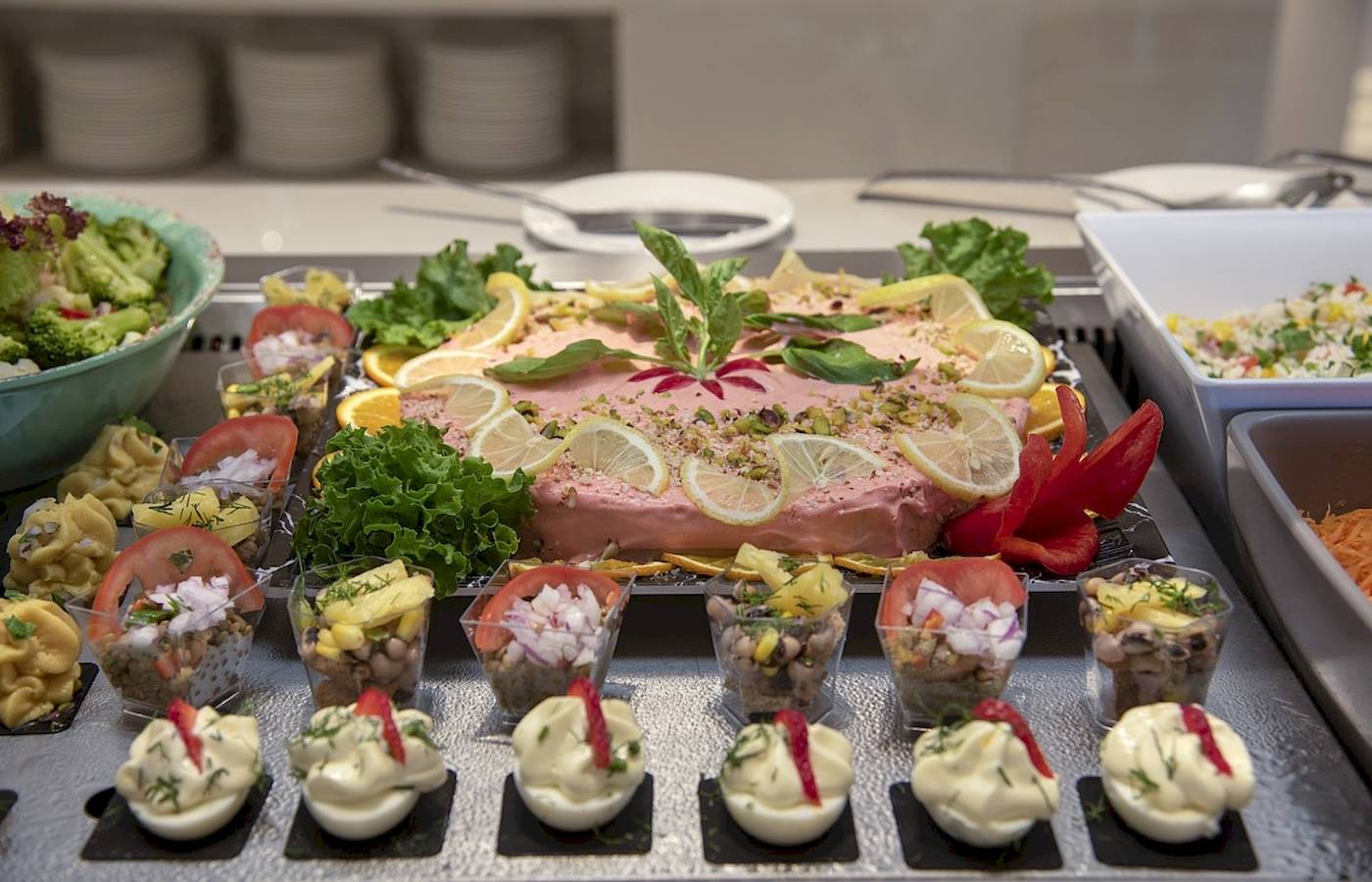 Buffet mit Vorspeisen im Vantaris Luxury Beach Resort Hotel, inklusive Salat, Fisch und kleinen Gerichten in Gläsern.