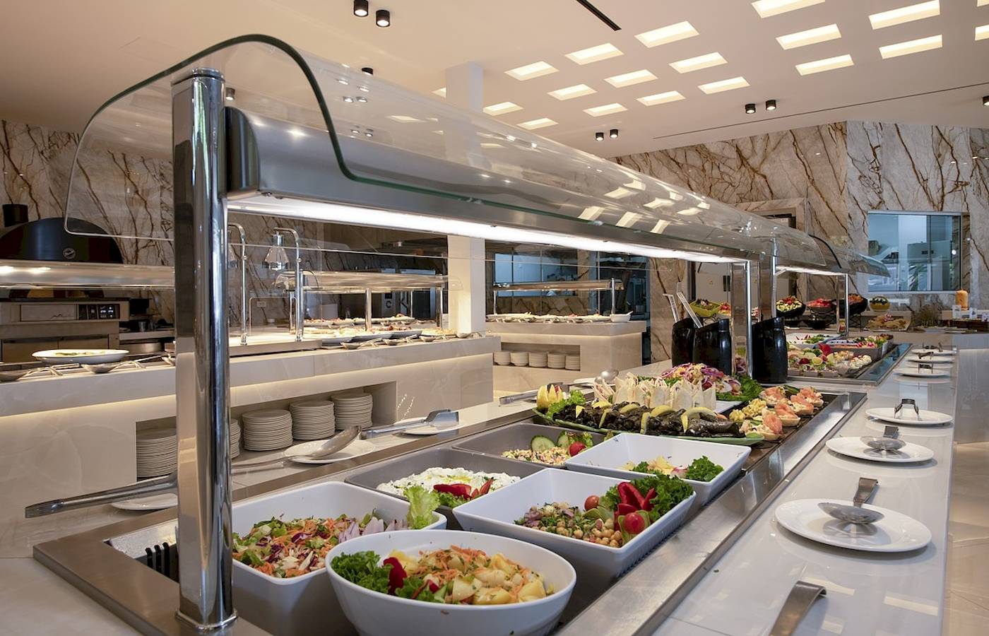 Buffet-Tisch im Vantaris Luxury Beach Resort mit verschiedenen Salaten und Vorspeisen.