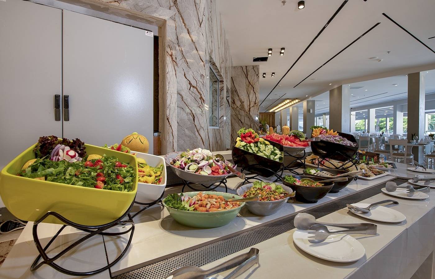 Buffet-Tisch im Vantaris Luxury Beach Resort mit verschiedenen Salaten und Gerichten.