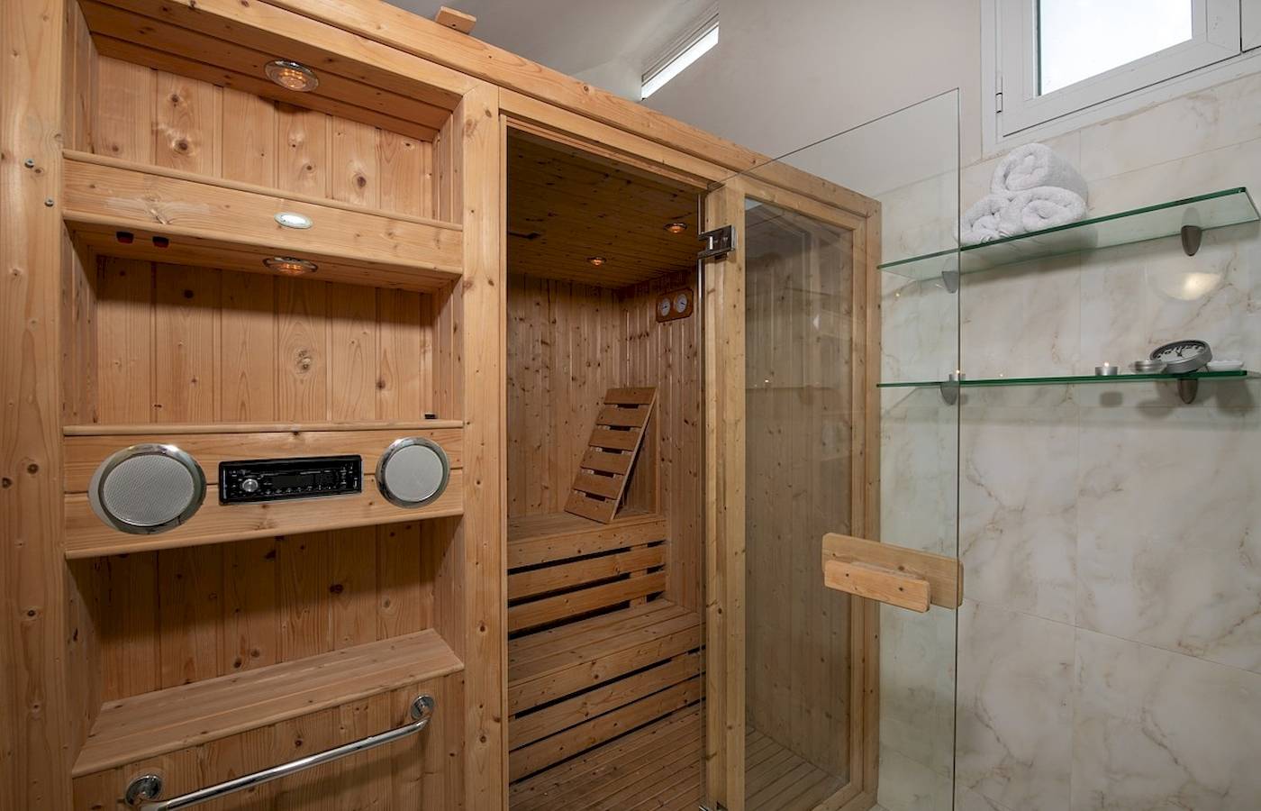 Sauna im Vantaris Luxury Beach Resort mit Holzwänden und Dusche