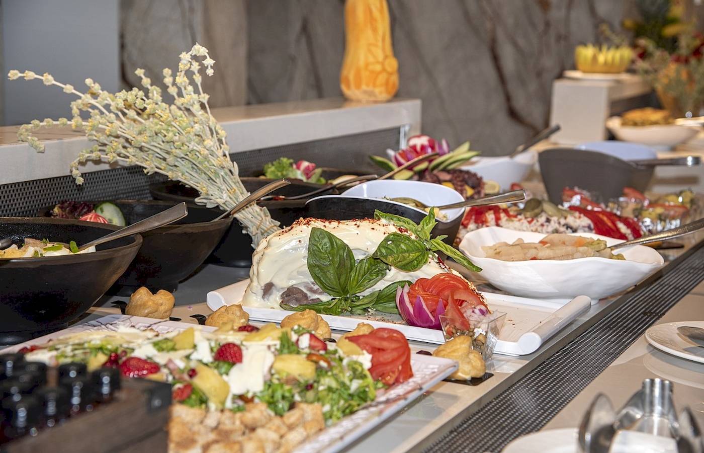 Buffet-Tisch im Vantaris Luxury Beach Resort mit verschiedenen Speisen und Salaten.