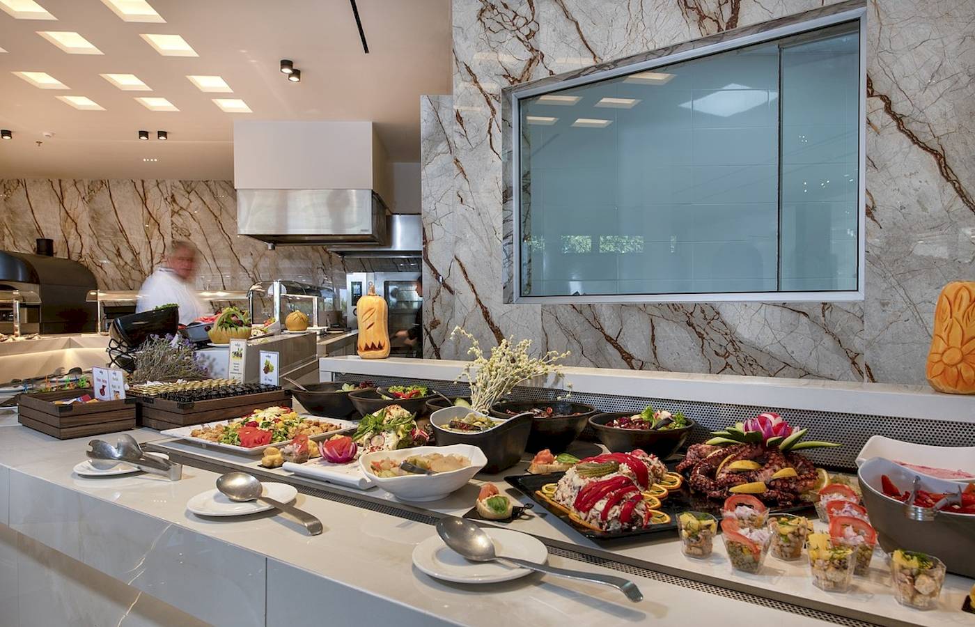 Buffet-Tisch im Vantaris Luxury Beach Resort mit verschiedenen Gerichten und Dekorationen.
