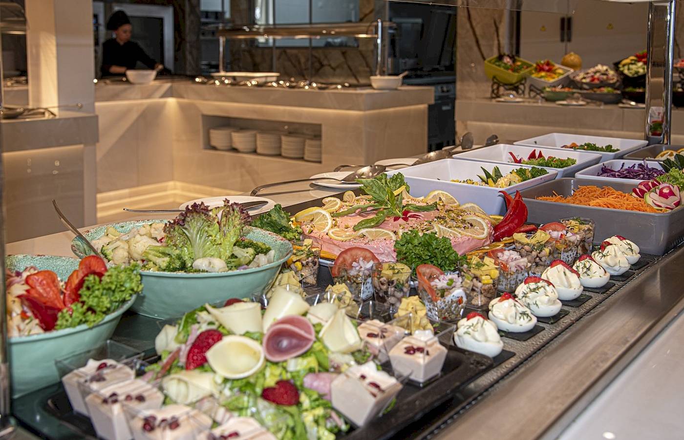 Buffet im Vantaris Luxury Beach Resort mit verschiedenen Salaten, Fleisch und Desserts.