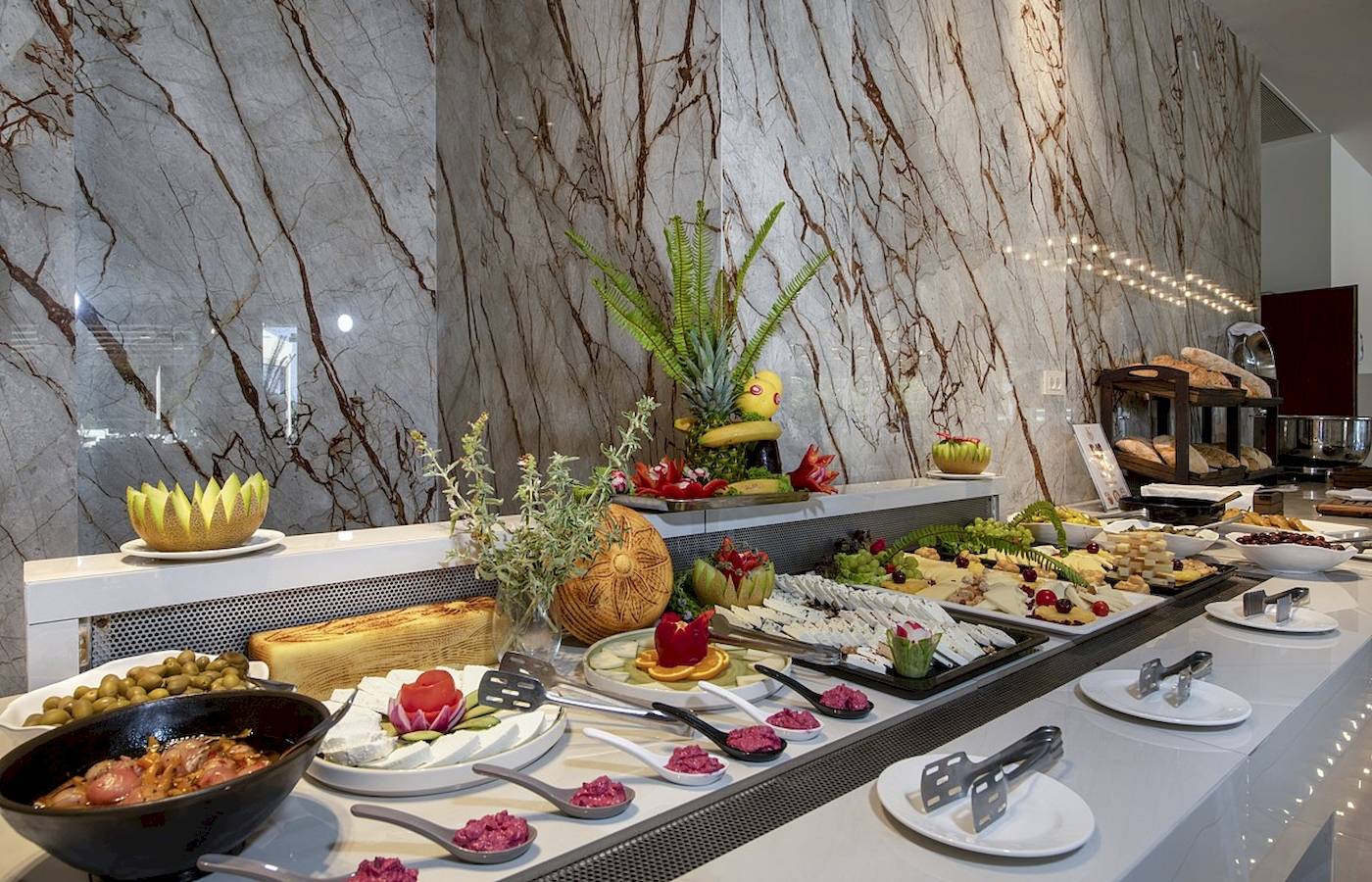 Buffet-Tisch im Vantaris Luxury Beach Resort mit verschiedenen Gerichten und Dekorationen.