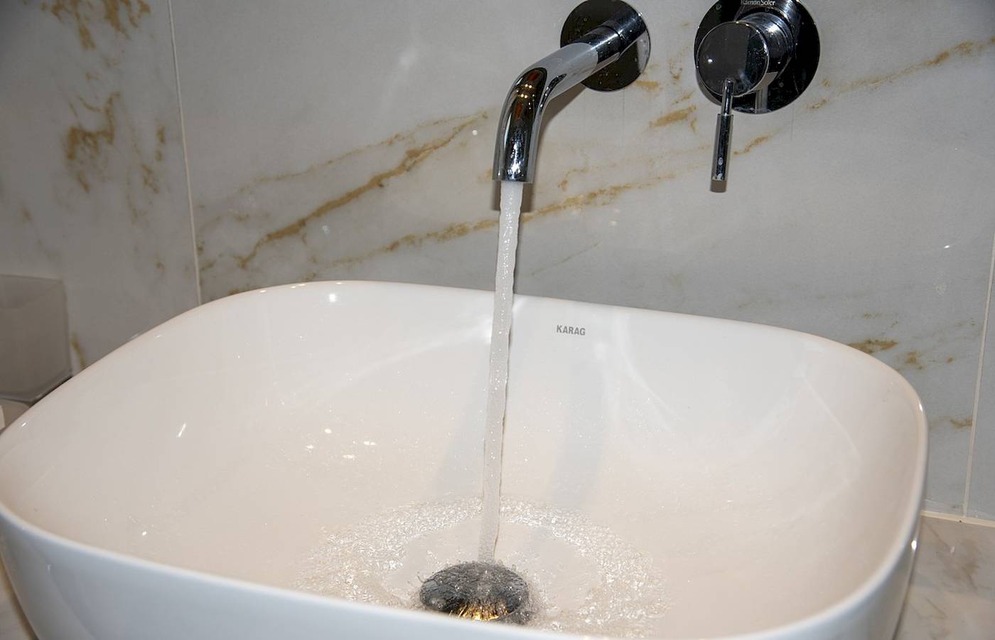 Badezimmer-Armatur im Vantaris Luxury Beach Resort mit Wasserfluss.