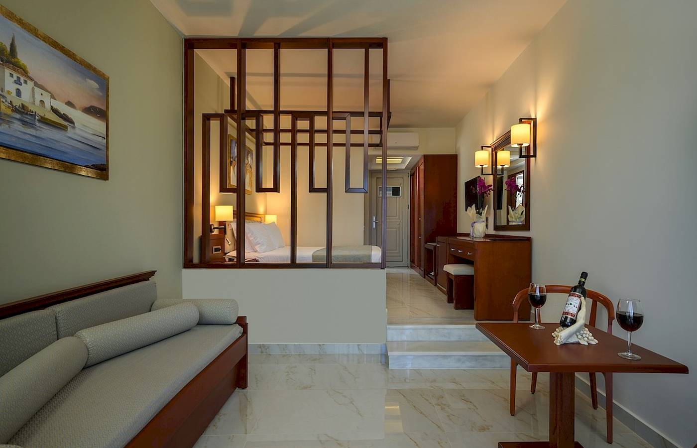 Innenansicht der Suite im Vantaris Palace Hotel mit Wohnzimmer und Schlafzimmerbereich