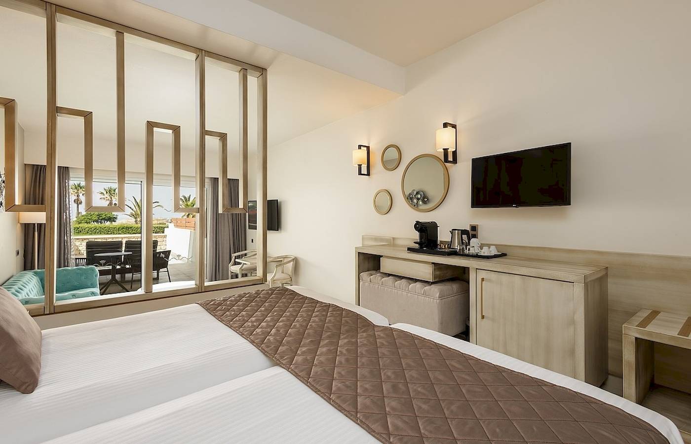 Doppelbettzimmer im Vantaris Palace Hotel mit Blick auf Terrasse und Garten.