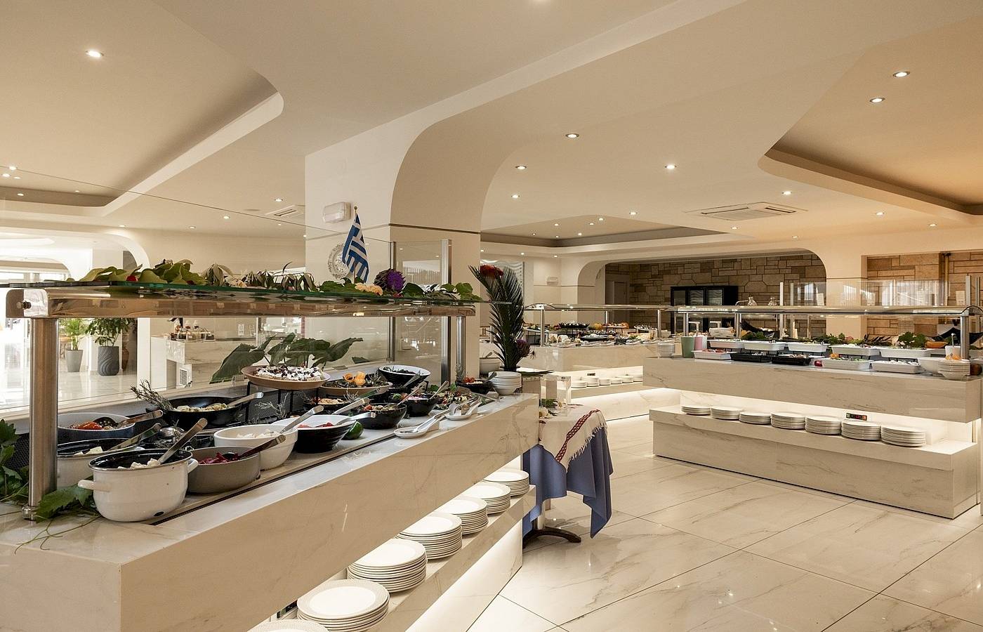 Buffetbereich im Vantaris Palace Hotel mit verschiedenen Speisen und Salaten.