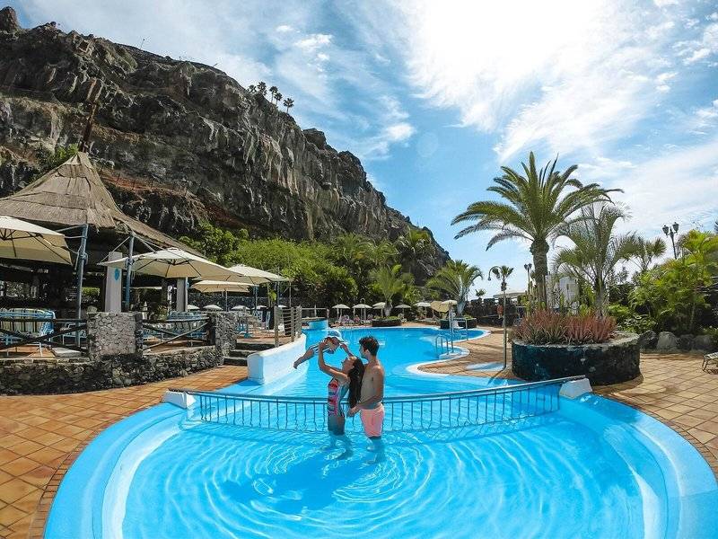 Familie im Pool des Jardin Tecina Hotels mit einem Berg im Hintergrund