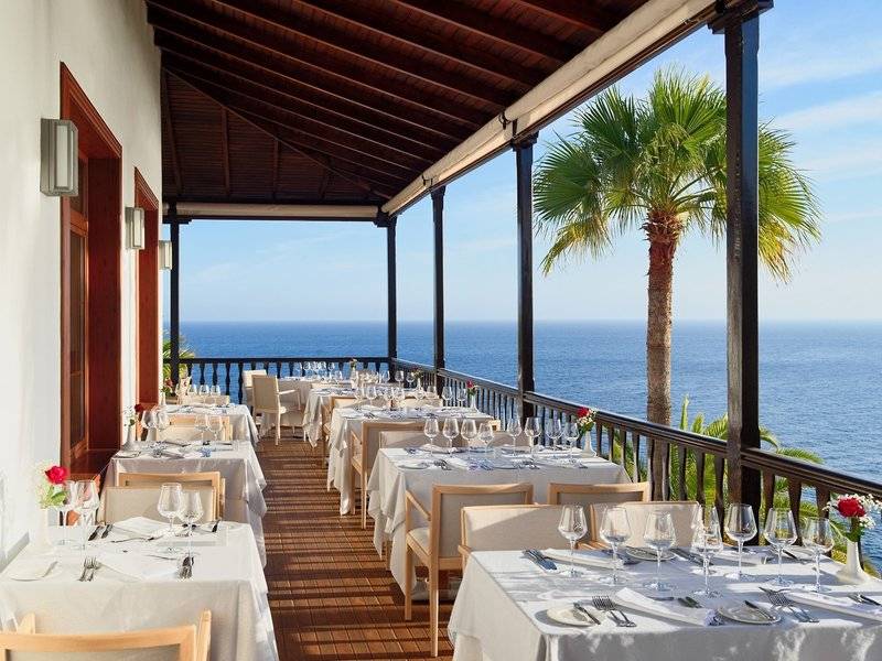 Außenterrasse des Jardin Tecina Hotels mit Blick auf das Meer
