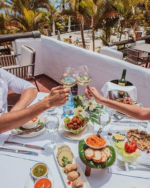 Ein Paar genießt ein Essen auf der Terrasse des Jardin Tecina Hotels.