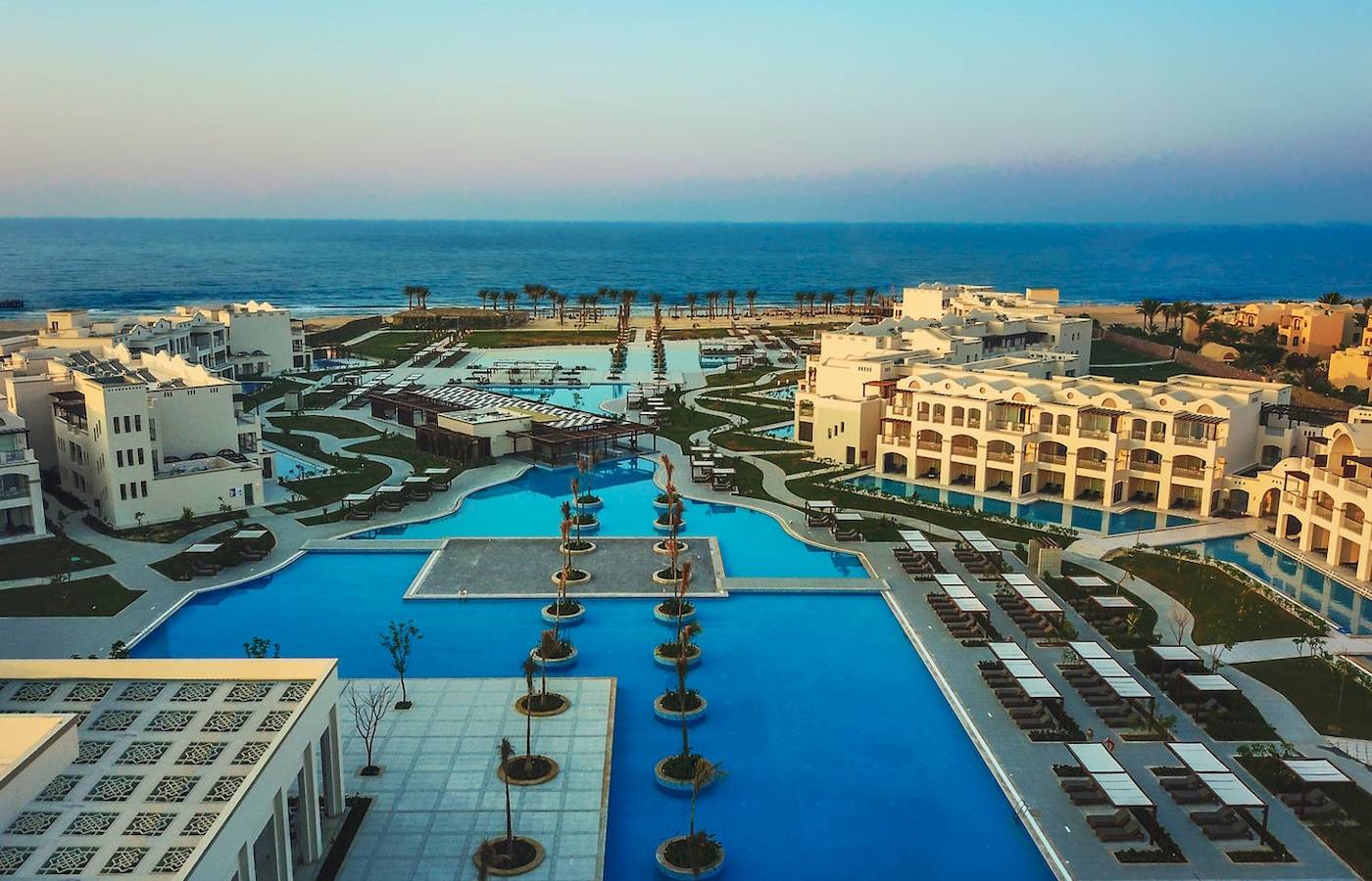 Luftaufnahme des Steigenberger Resort Alaya mit mehreren Swimmingpools und Blick auf den Ozean.