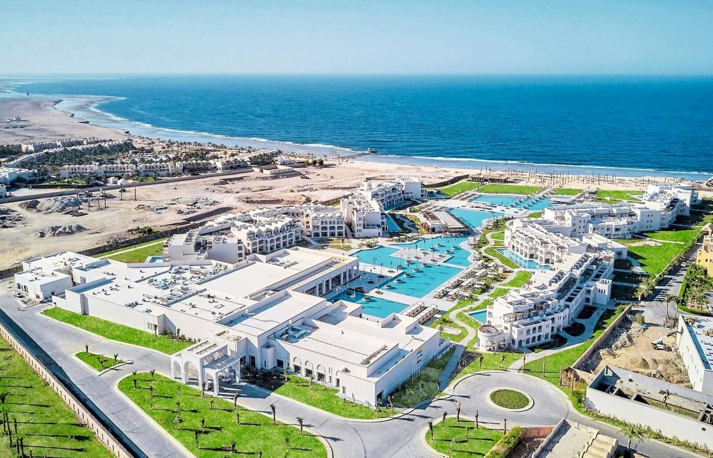 Luftaufnahme des Steigenberger Resorts Alaya am Meer mit Swimmingpool und Gebäuden