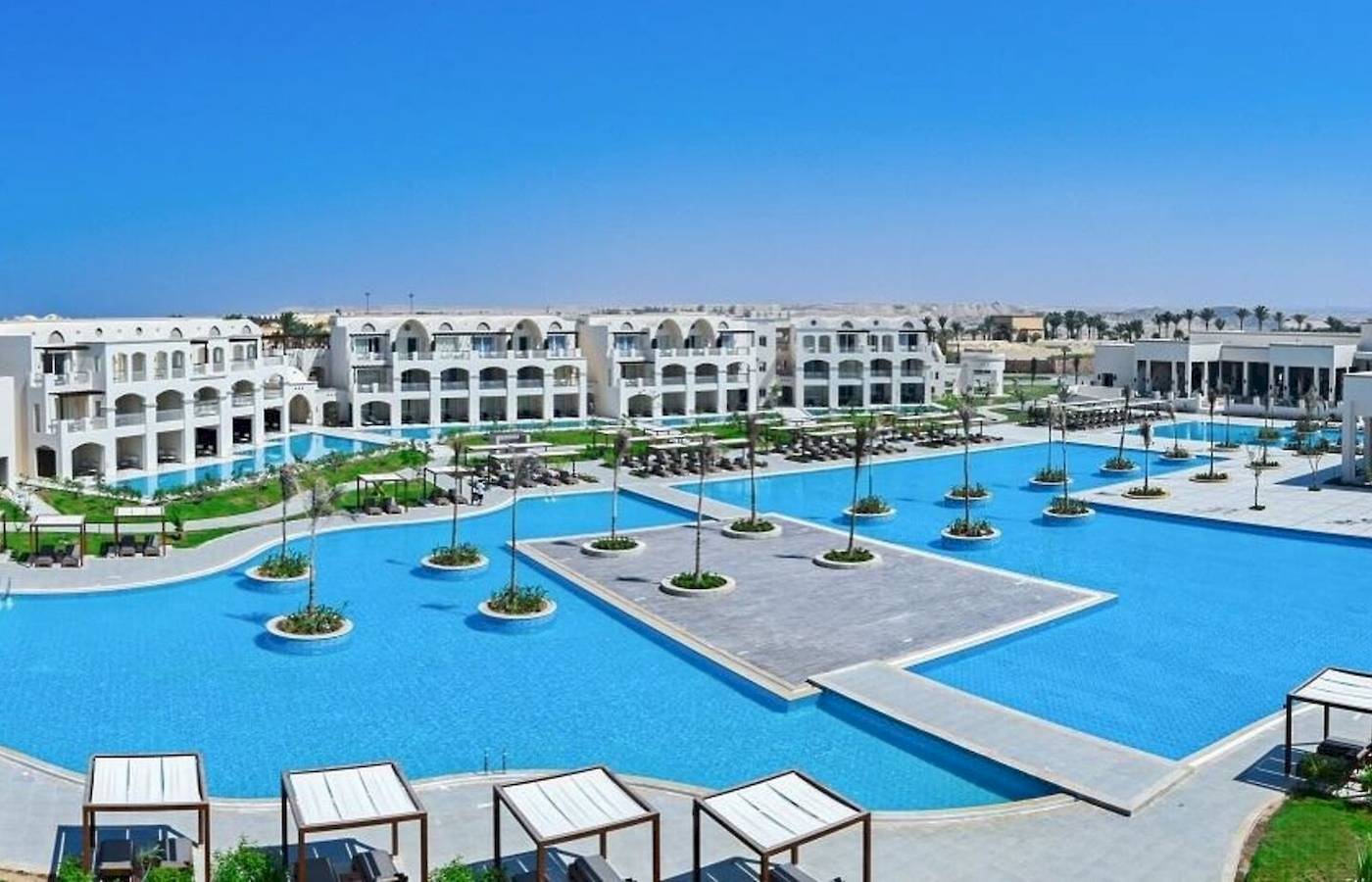 Luftaufnahme des Steigenberger Resort Alaya mit großem Hauptpool und umliegenden Gebäuden.