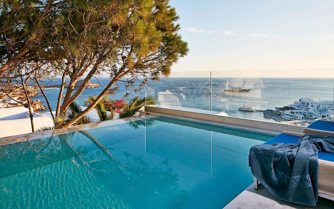 Pool mit Meerblick im Myconian Ambassador Relais & Chateaux Hotel