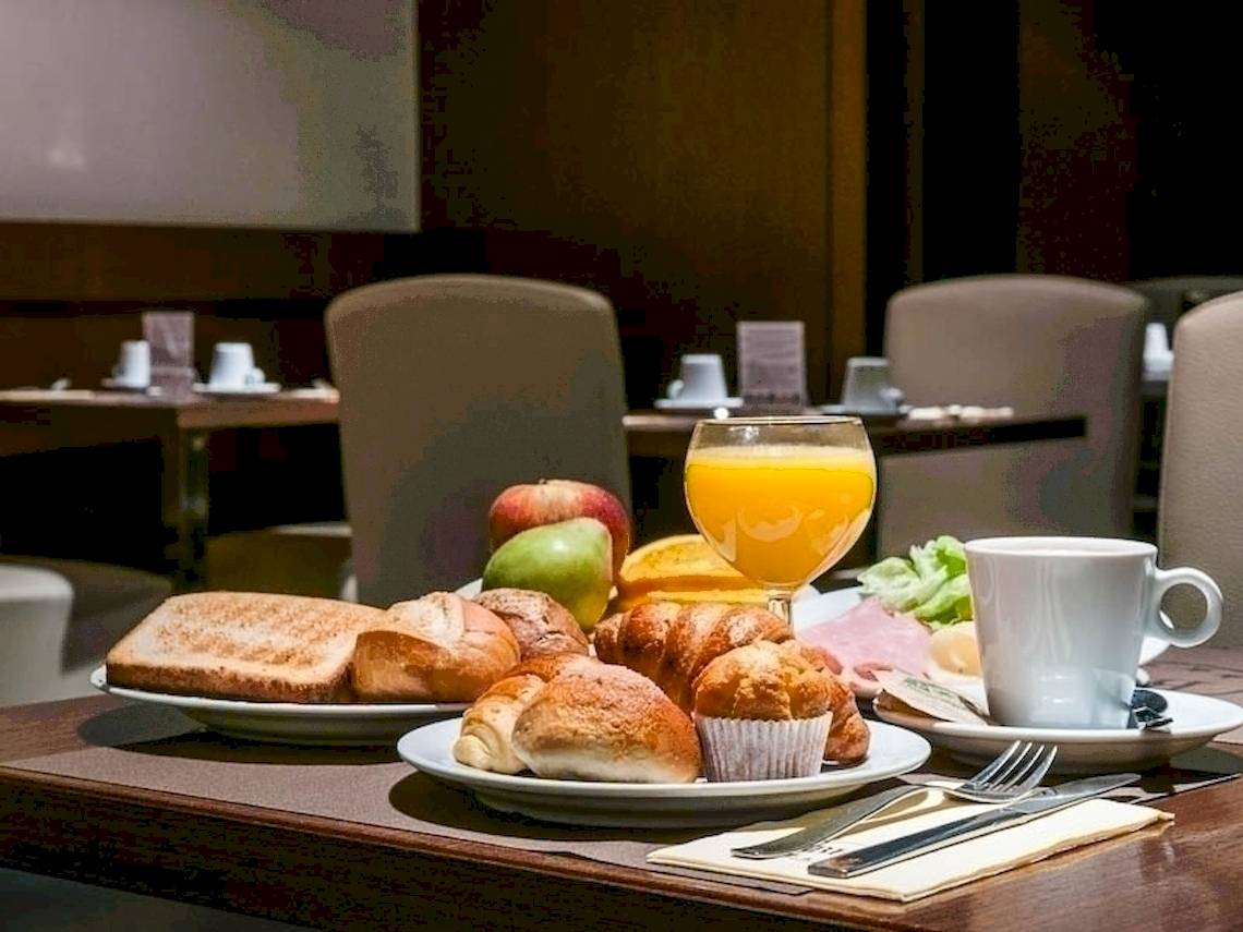Frühstücksbuffet im Colonial Barcelona mit Brot, Brötchen, Obst, Saft und Kaffee.