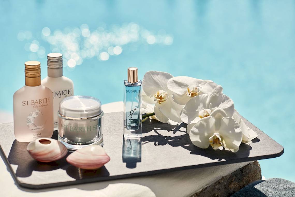 Kosmetikprodukte der Marke St. Barth in der Nähe eines Swimmingpools